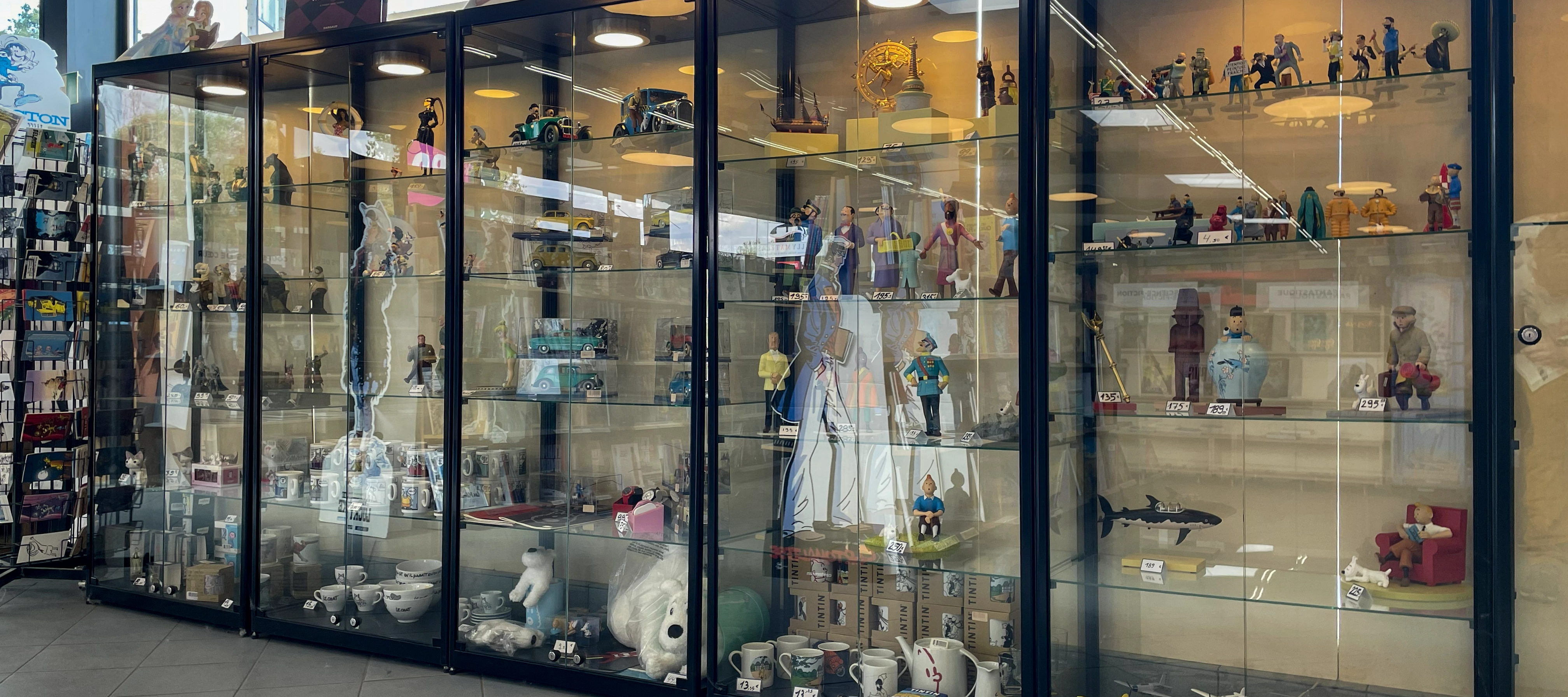 Vitrines avec objets en 3D