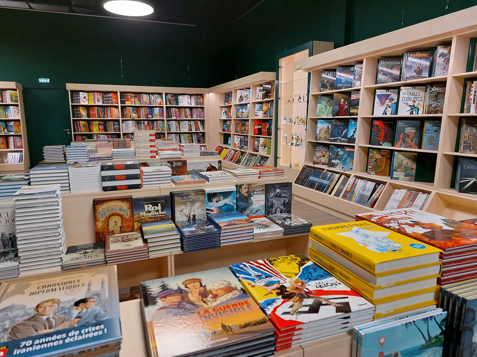 Tables de nouveautés et rayons de bandes dessinées